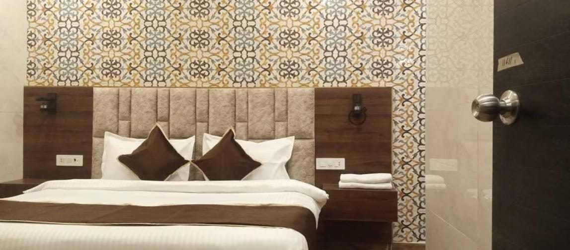 Oyo Mmc Hotel And Restaurant Мератх Экстерьер фото